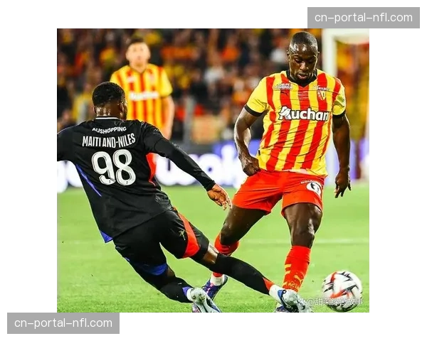 现场报道：法甲朗斯对阵里尔比赛因球迷投掷烟火中断15分钟。