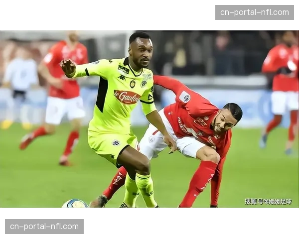 昂热对阵特鲁瓦，客队门将被掷物击中头部，比赛暂停十分钟。