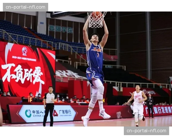 “前NBA防守专家抵达沈阳，与辽宁男篮教练组进行短期交流”