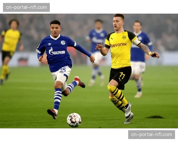 法兰克福球迷抗议高票价,客场对阵多特比赛中静默抗议15分钟